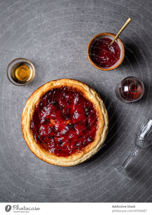 Appetitlicher hausgemachter Käsekuchen auf dem Tisch süß lecker geschmackvoll selbstgemacht Dessert Marmelade Lebensmittel Glas Kuchen Ernährung Feinschmecker