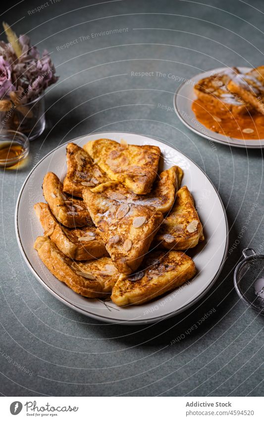 Leckere französische Toasts auf dem Tisch Person geschmackvoll lecker Zuprosten Liebling Schalen & Schüsseln Portion Morgen Teller Speise Lebensmittel Ernährung