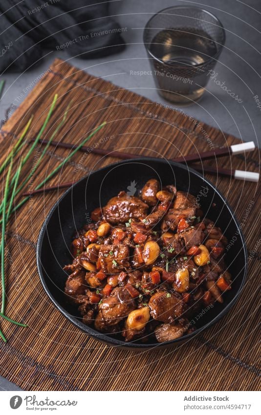 Schüssel mit leckerem Gericht mit geschmortem asiatischem Huhn Hähnchen Mahlzeit schmoren Schnittlauch Essstäbchen Tradition Lebensmittel Schalen & Schüsseln