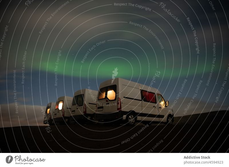 Weiße Lieferwagen unter nächtlichem Himmel mit Nordlichtern Anhänger rv Abenteuer Wohnwagen Polarlicht Feiertag Tourismus Minivan Nacht Freiheit