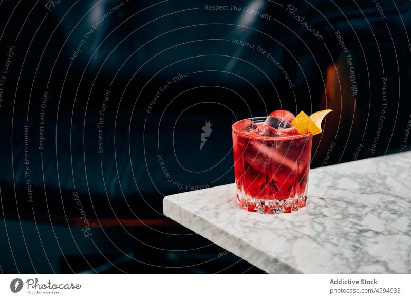 Glas eines klassischen Negroni-Cocktails auf einem Marmortisch negroni Alkohol Erfrischung trinken Getränk Sofa bitter Mischung Gin Wermut Eis mischen orange