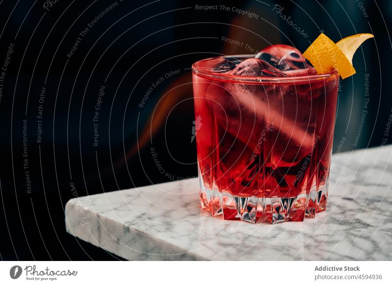 Glas eines klassischen Negroni-Cocktails auf einem Marmortisch negroni Alkohol Erfrischung trinken Getränk Sofa bitter Mischung Gin Wermut Eis mischen orange