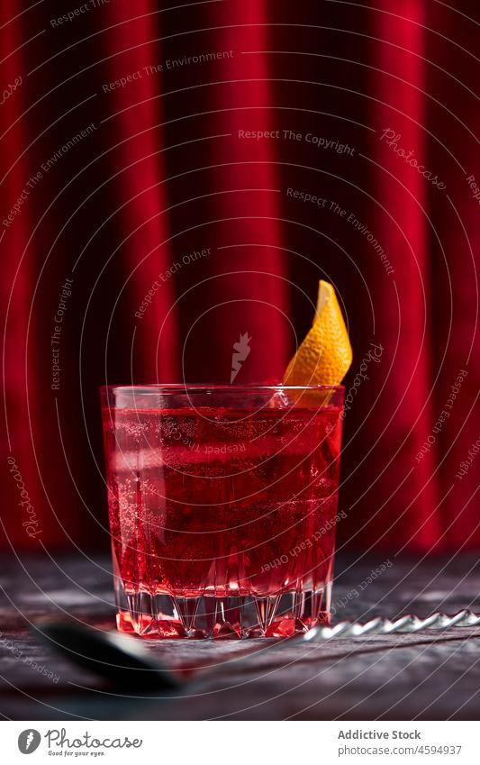 Glas eines klassischen Negroni-Cocktails auf einem Marmortisch negroni Alkohol Erfrischung trinken Getränk Sofa bitter Mischung Gin Wermut Eis mischen orange