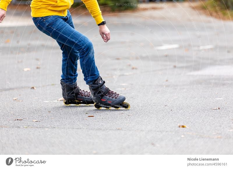 Person fährt mit Inline Skates Aktion Energie aktiv Skater üben dynamisch Turnschuh Menschen im Freien Stil Schlittschuh Sport Skatepark Großstadt Herbst