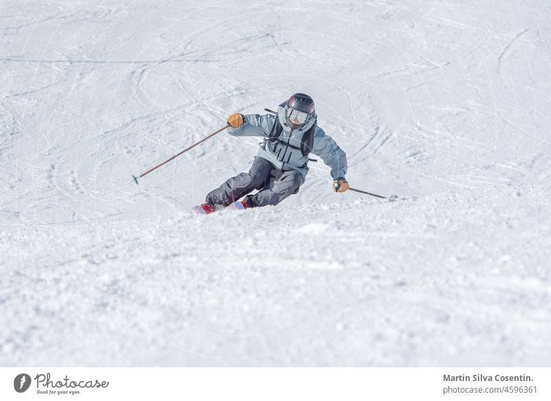 Junger Skifahrer bei einer Kurve in den Bergen von Andorra in Grandvalira, Andorra. Aktion aktiv Aktivität Adrenalin Erwachsener Abenteuer alpin Alpen blau