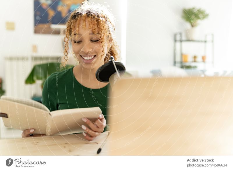 Fröhliche Frau bei einer Videokonferenz über einen Laptop mit professionellem Mikrofon benutzend Videoanruf Aufzeichnen Podcast Video-Chat zur Kenntnis nehmen