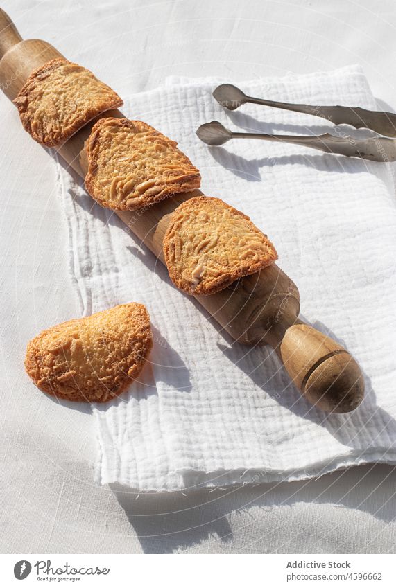 Mandelplättchen auf einem Teller auf dem Tischtuch Biskuit Tejas de Almedra Ablass Draufsicht Knusprig Stapel backen Butter Zucker süß Frühstück geschmackvoll