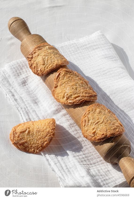 Mandelplättchen auf einem Teller auf dem Tischtuch Biskuit Tejas de Almedra Ablass Draufsicht Knusprig Stapel backen Butter Zucker süß Frühstück geschmackvoll