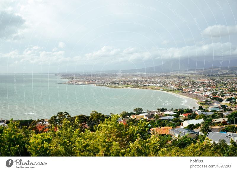 Blick auf eine bewohnte Bucht am Meer Meerblick Felsenküste Horizont Steilküste Steilküste am Meer Klippen begrünt weite Ruhe Stille Küste Insel Wasser