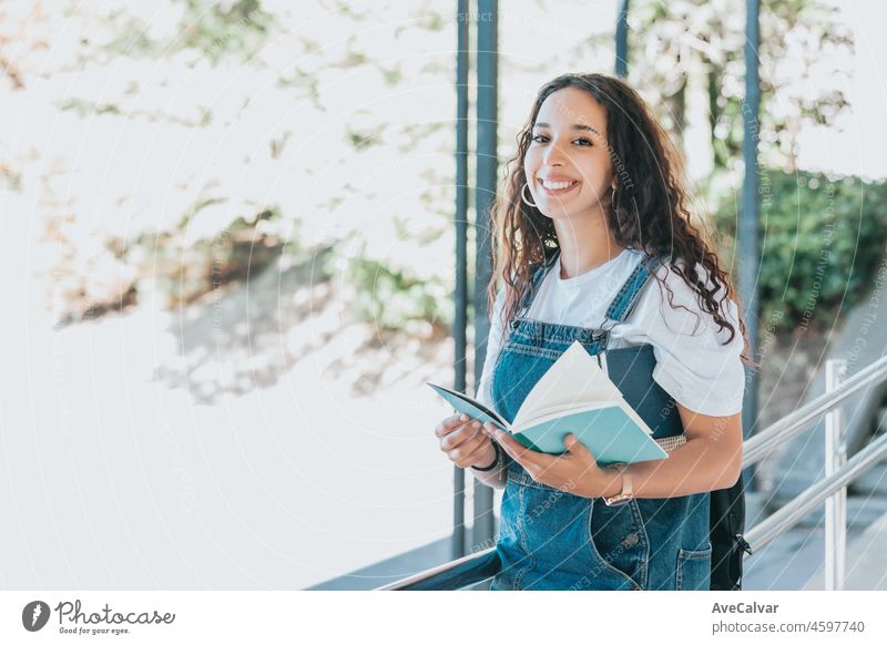 Universität Eintrag Porträt eines intelligenten schönen arabischen Mädchen hält Studie Text Bücher lächelnd Blick auf die Kamera. Authentic Student hat eine Menge zu studieren und zu lesen, für Klasse Assignment, Prüfungen Vorbereitung