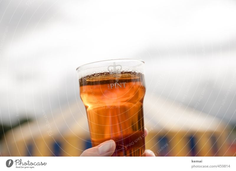 Half Pint Getränk Alkohol Bier Becher Plastikbecher Halfpint Lifestyle Finger Daumen lecker Zelt England Farbfoto Gedeckte Farben Außenaufnahme Nahaufnahme