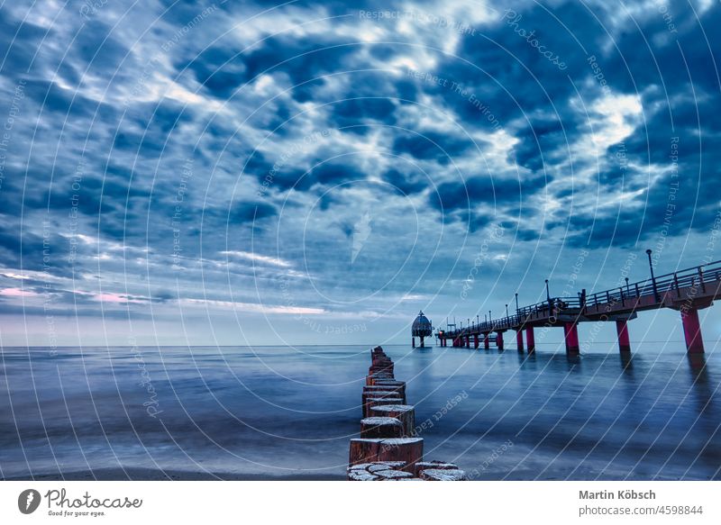 Zingster Seebrücke in einer Langzeitbelichtung reisen urlaub wasser meer ostsee perspektive sonnig meeresblick lichtblick lichtstimmung himmel buhne blau