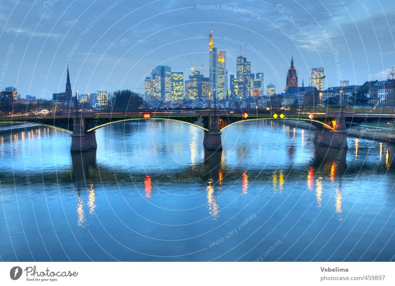 Abend in Frankfurt am Main Stadt Skyline Menschenleer Hochhaus Bankgebäude Dom Brücke Bauwerk Gebäude Architektur Wahrzeichen Verkehr Verkehrswege