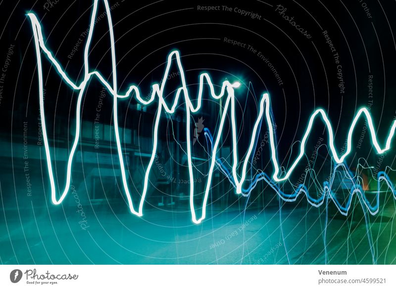 Abstrakte Lichtkunst, verschwommene Stadt, mit Lichtspuren von Straßenlaternen und Werbeschildern Lichtmalerei Fotokunst Langzeitbelichtung Leuchtkörper