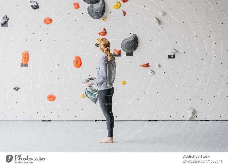 Frau beim Sichern an der Kletterwand Wand Sport Training Alpinismus Übung üben sichern Alpinist Sicherheit Hobby Aktivität Wellness aktiv Sportkleidung extrem