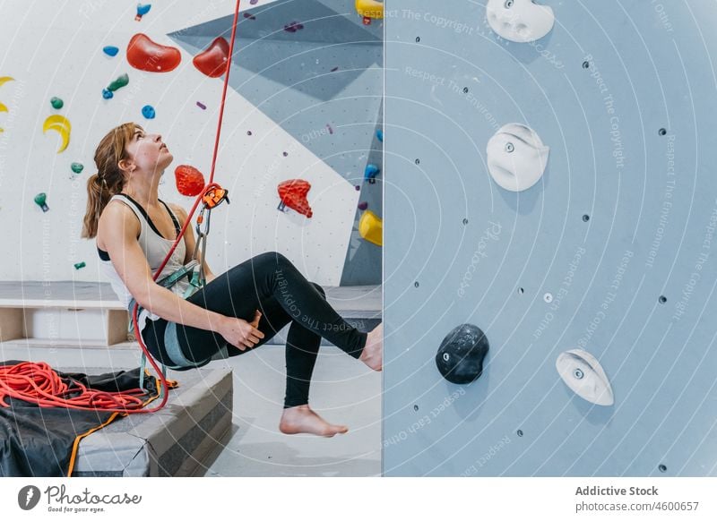 Sportliche Frau übt sich im Klettern Wand Aufstieg Training Alpinismus Kletterwand Übung üben sichern Seil Alpinist Sicherheit Hobby Aktivität Wellness aktiv