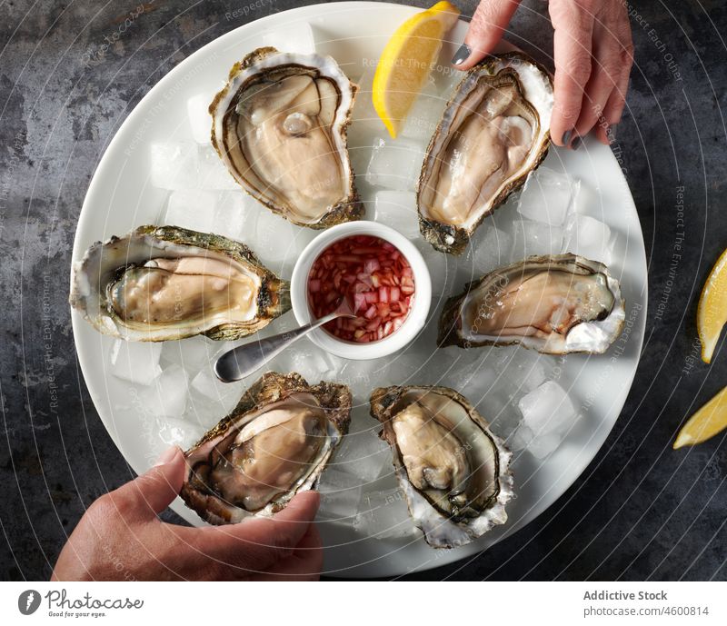 Unbekanntes Paar isst Austern in einem Restaurant essen Zitrone Mignonette Meeresfrüchte Feinschmecker lecker Mahlzeit Lebensmittel frisch appetitlich