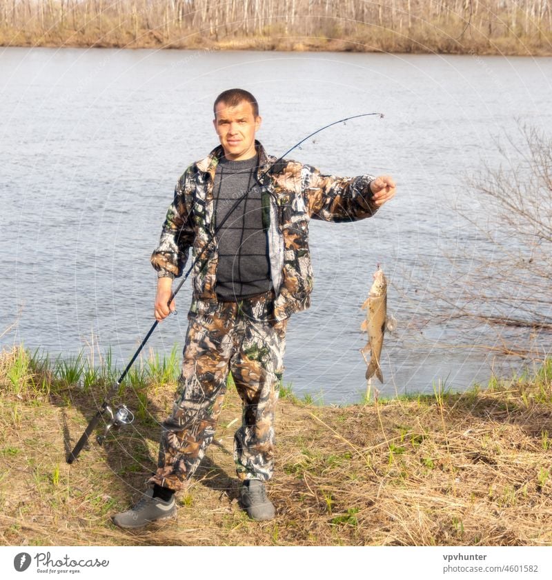 Fischer Angeln Fischen Fliege Fluss Angler Köder Verschlussdeckel Casting fangen fangend übersichtlich Detailaufnahme Angelrute fließen Fliegenfisch