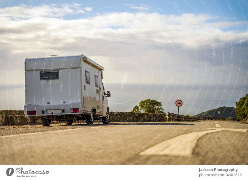 Kleines Wohnmobil, geparkt am Straßenrand im Naturpark Arrabida, Portugal rv Ausflug Lifestyle Strandpromenade Park arrabida sesimbra Tag Seeküste sonnig Küste