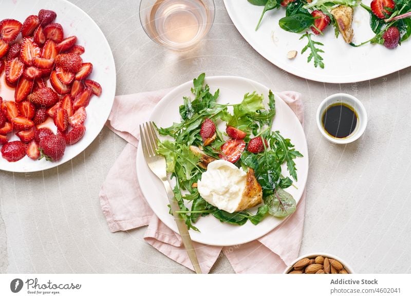 Salat mit gegrilltem Hähnchen und Erdbeeren Salatbeilage Gesundheit Teller Burrata Geschmackskombination ungewöhnlich Feinschmecker Kochen Lebensmittel Mahlzeit