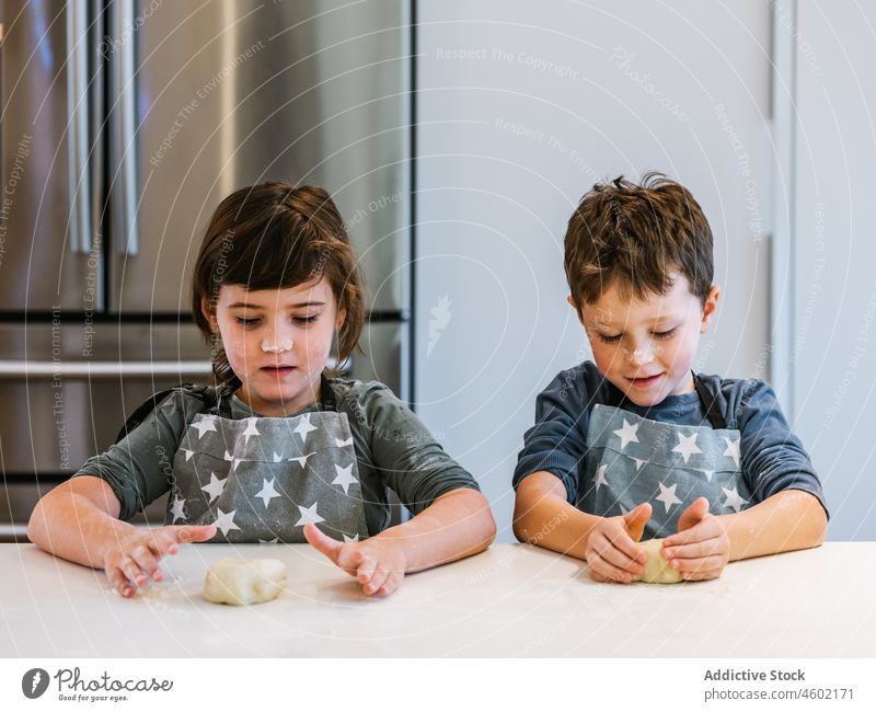 Geschwister kneten Teig in der Küche Geschwisterkind Koch Junge Mädchen kulinarisch Teigwaren Kinder Zusammensein Küchengeräte Bruder Schwester Bäckerei