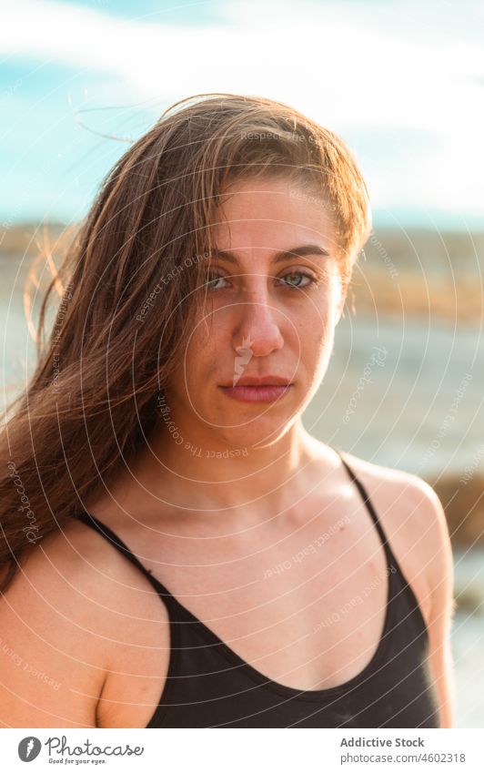 Junge Frau mit nassen Haaren am Meeresstrand nasses Haar Natur Meeresufer Küstenlinie Menschliches Gesicht Sommer Porträt Model Vorschein charmant selbstbewusst