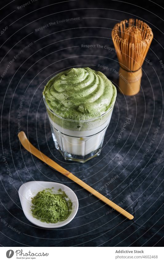 Dalgona Kaffee mit Matcha-Tee und Teezeremonie-Set dalgona Festakt Tradition Bambus Japanisch Schneebesen Baggerlöffel Orientalisch trinken Kultur frisch