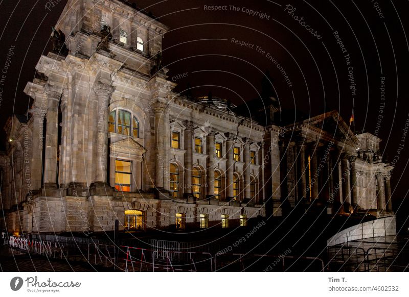 Der beleuchtete Reichstag bei Nacht Berlin Architektur Hauptstadt Wahrzeichen Tourismus Deutschland Stadtzentrum Berlin-Mitte Sehenswürdigkeit Menschenleer