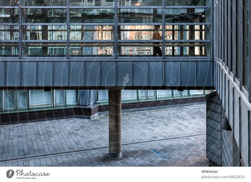 Eine nicht erkennbare Frau läuft geschäftig durch den Übergang zwischen zwei Bürogebäuden Haus Gebäude Architektur Tunnel modern urban neu Neubau Arbeit Amt