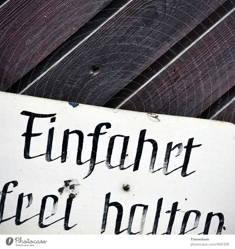 Noch ein Tor. Haus Holz Metall Hinweisschild Warnschild dunkel Ekel braun schwarz weiß Mobilität Schilder & Markierungen Einfahrt Schriftzeichen abblättern