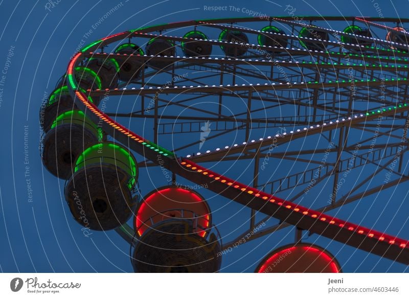 Think big groß Riesenrad Rad riesig Froschperspektive Dynamisch Dynamik Begeisterung Glück Kirmes Veranstaltung Geschwindigkeit Fröhlichkeit fliegen Oktoberfest