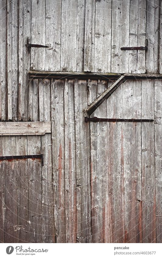 die schönheit im auge des betrachters | detailreichtum holz alt Scheune Gebäude Fassade Struktur verwittert Tor Haus Allgäu Bauernhof Holzbau Hütte Speicher