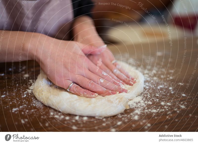 Anonyme Frau knetet Teig für Pizza Koch kneten Teigwaren Küche kulinarisch selbstgemacht roh Haushalt vorbereiten Küchenchef Tisch Schürze Prozess Licht Dame