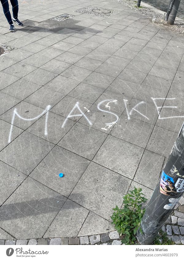 MASKE Schriftzug geschrieben auf einem Gehweg in der Stadt Berlin Maske Maskenpflicht Mundschutz Pandemie Corona Schutz COVID Schützen Prävention COVID-19