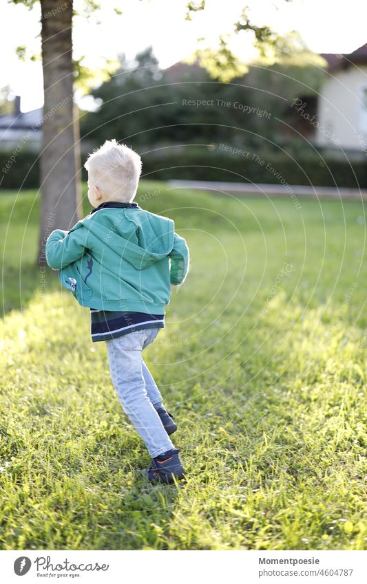 blonder Junge läuft Bub Kind spielen laufen schnell Spielplatz weglaufen frei Kindheit Kindheitserinnerungen Spaß Glück Kleinkind Natur Fröhlichkeit Spielen