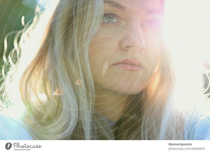 blonde Frau Licht Blondine Freizeit nachdenklich Studentin studieren Freiheit Auszeit Pause draußen Gegenlicht Sonnenlicht Sonnenschein warm charmant natürlich