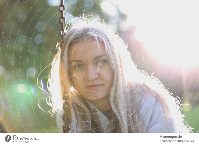 Freizeit blond schaukeln Blondine Frau jung Studentin Wochenende grün Sonne Gegenlicht Sonnenlicht Lichterscheinung Lichtspiel Lichteinfall Sonnenstrahlen