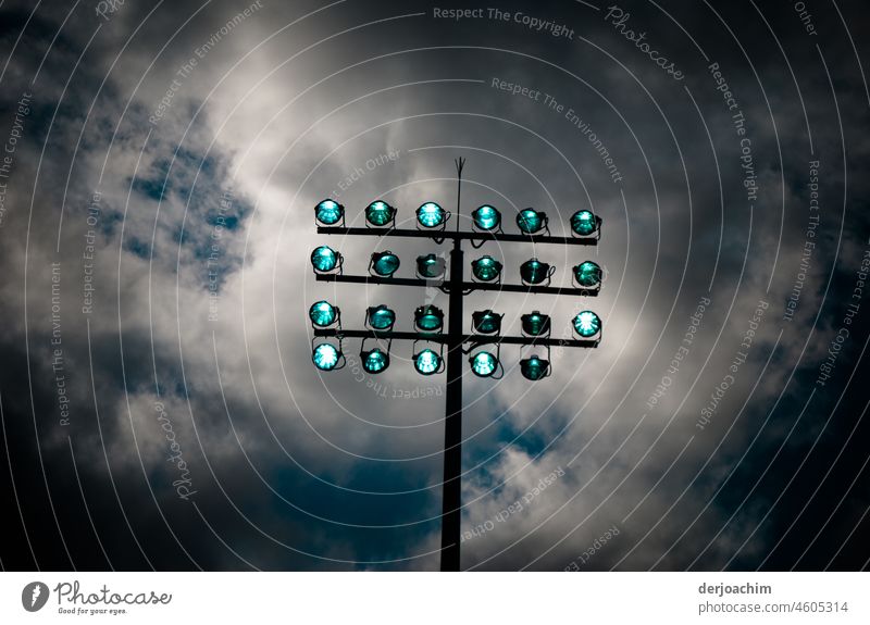 Es wird dunkel . Die LED Lampen am Pool  Mast sind  eingeschaltet. Menschenleer licht Außenaufnahme Beleuchtung leuchten Farbfoto Abend Nacht Licht Elektrizität