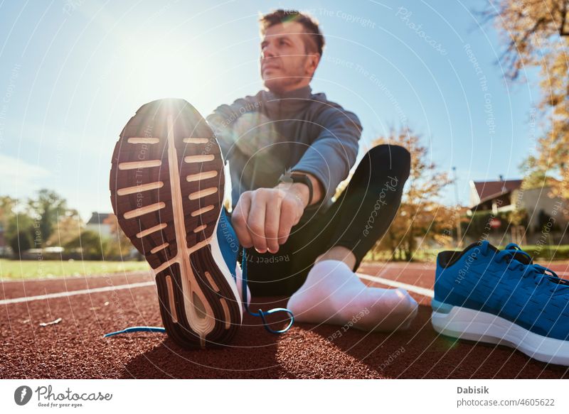 Läuferin macht sich für den Lauf bereit, bindet die Schnürsenkel ihrer Turnschuhe Sport Fitness Schuhe Aktion laufen Training Athlet im Freien Joggen