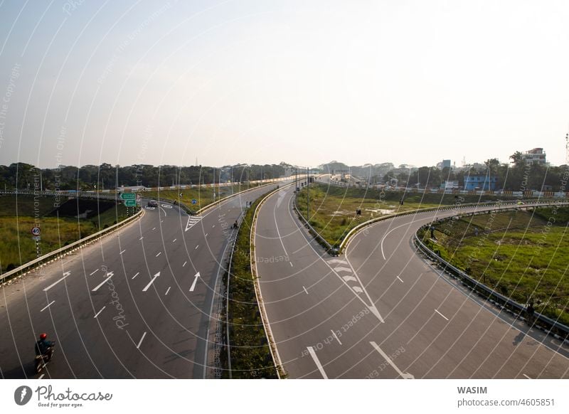 Autobahntrennungsstraße Landschaftsansicht Fahrbahn Straße Himmel Asphalt reisen PKW Weg Horizont Natur Geschwindigkeit Reise ländlich leer Transport Laufwerk