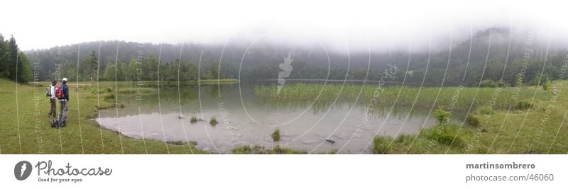 See im nebel Nebel wandern Mann Frau Gras Gewässer grün Berge u. Gebirge Natur Landschaft