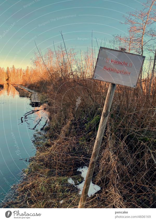 am arsch der welt | ende gelände Wasser Überschwemmung Weg Warnschild Natur Landschaft Moorgebiet Sonnenlicht Gelände Büsche Bäume Sonnenuntergang Abendlicht