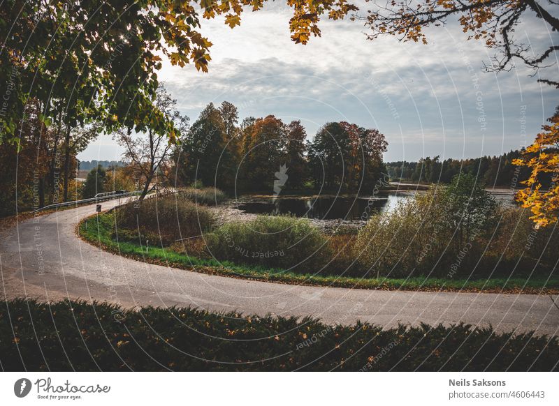 Straße um den See, Herbstlandschaft. Hintergrund schön Schönheit Umwelt fallen Wald Gras grün Landschaft natürlich Natur im Freien Park Szene Saison Himmel