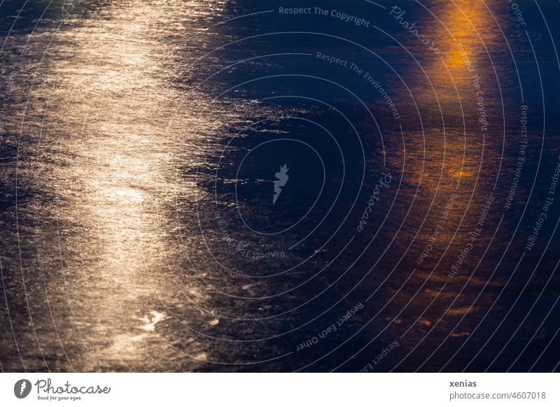 Verwackeltes weißes und gelbes Licht als Streifen auf dunkler Oberfläche zackig Hintergrund dunkel moody verwackelt Struktur rauh Wasseroberfläche Schatten