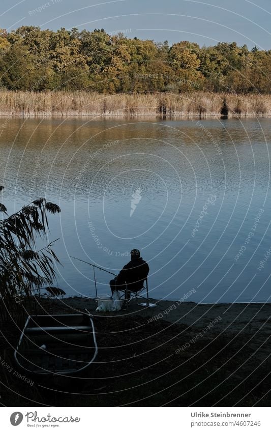 Angler neben Boot am Szelid See in Ungarn Fischerboot Angelsport Mann Freizeit Freizeitsport fischen Ufer Schilf Versteck Liegeplatz Naturschutzgebiet