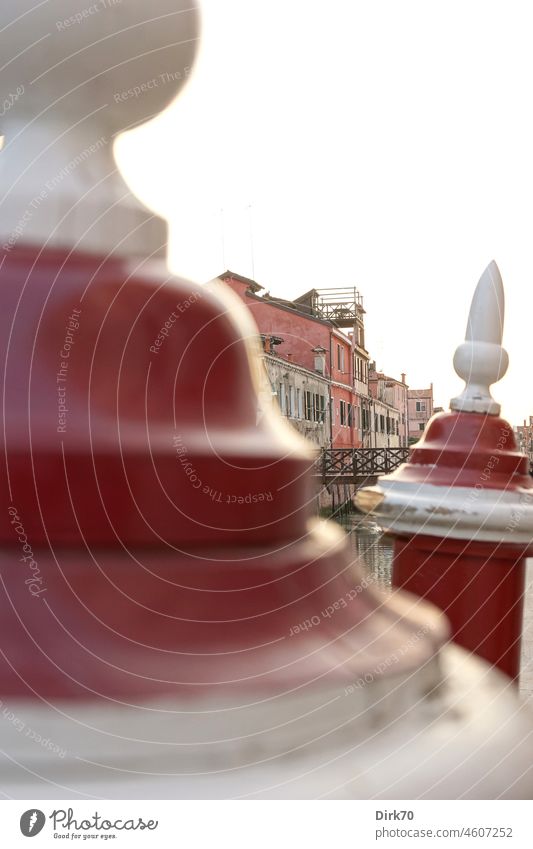 Venedig im Abendlicht Kanal wasserlauf Stadt Altstadt Brücke Haus Häuser Fassade Italien Wasser Außenaufnahme Tourismus Farbfoto Sehenswürdigkeit