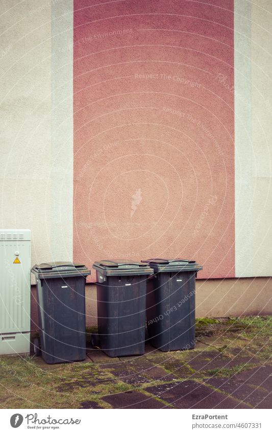 die drei Tonnen Müll Mülltonne Müllbehälter Abfall Müllentsorgung Recycling Müllabfuhr Ordnung wegwerfen entsorgen ökologisch nachhaltig Trafostation Wand Mauer