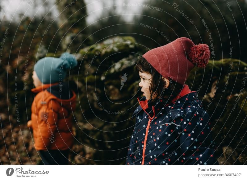 Bruder und Schwester mit Wollmütze Geschwister Familie & Verwandtschaft Kind Kindheit Mädchen 3-8 Jahre Mensch Farbfoto Tag Lifestyle Zusammensein Fröhlichkeit