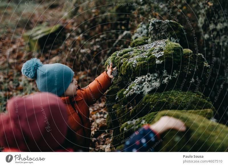 Süßer Junge berührt Moos Kind Kindheit authentisch Farbfoto Mensch Kleinkind Kaukasier Leben Kindheitserinnerung Lifestyle 1-3 Jahre Tag Winter erkunden Neugier