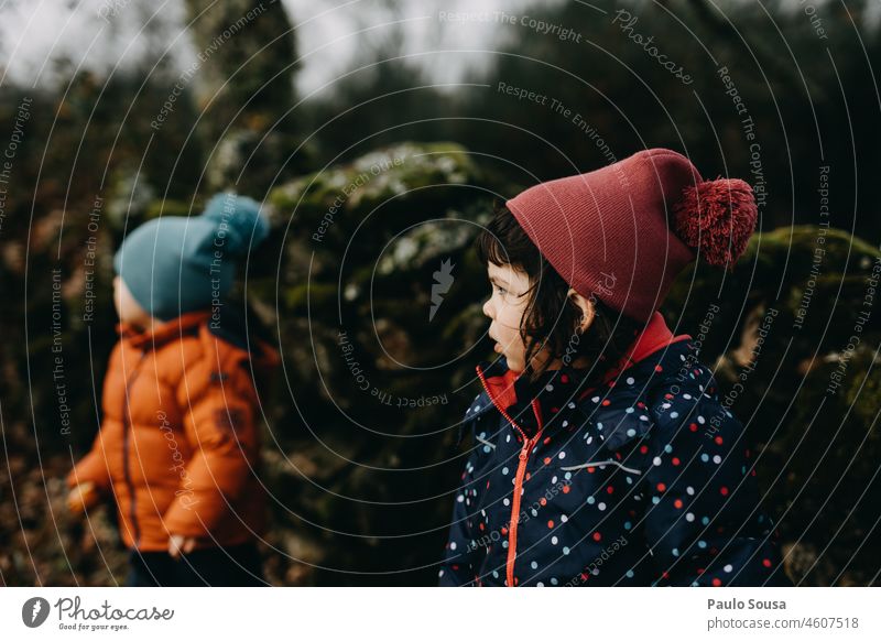 Bruder und Schwester mit Wollmütze Kind Kindheit Geschwister Junge Mädchen 3-8 Jahre Zusammensein Zusammengehörigkeitsgefühl Winter Freude